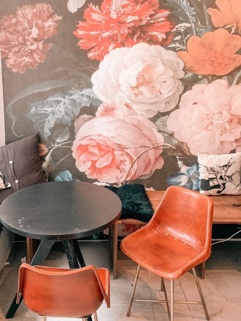 How do I pick the best coffee shops when traveling